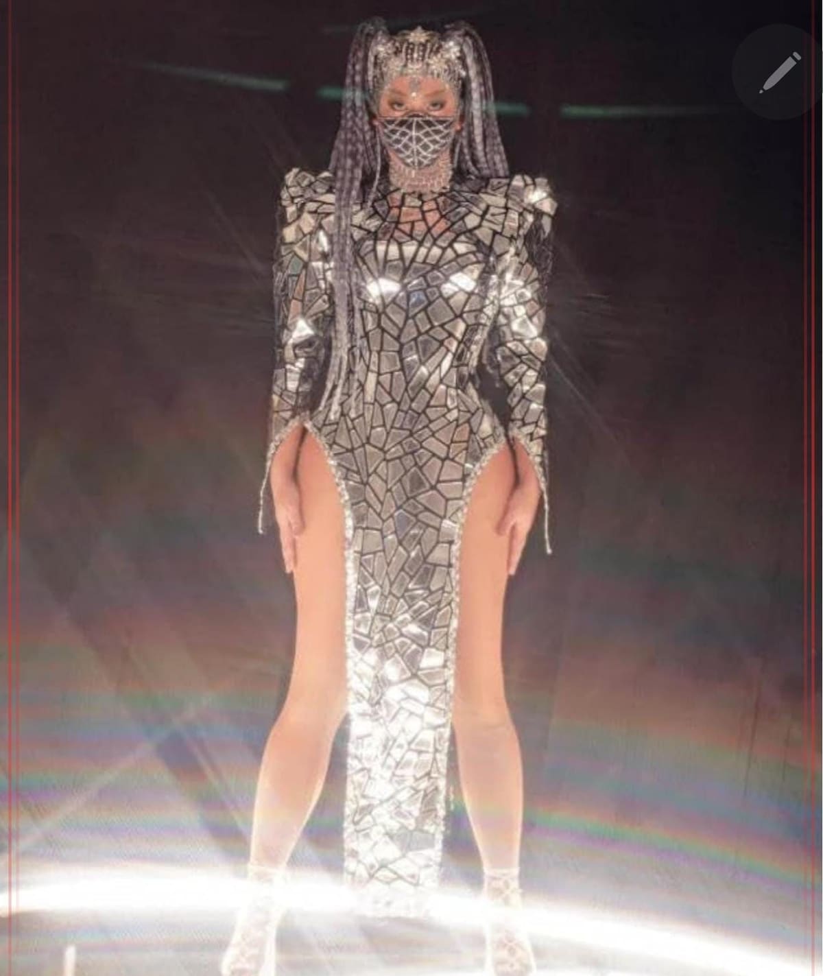 Mirror-costume stilt walker performer at an Esme hora loca